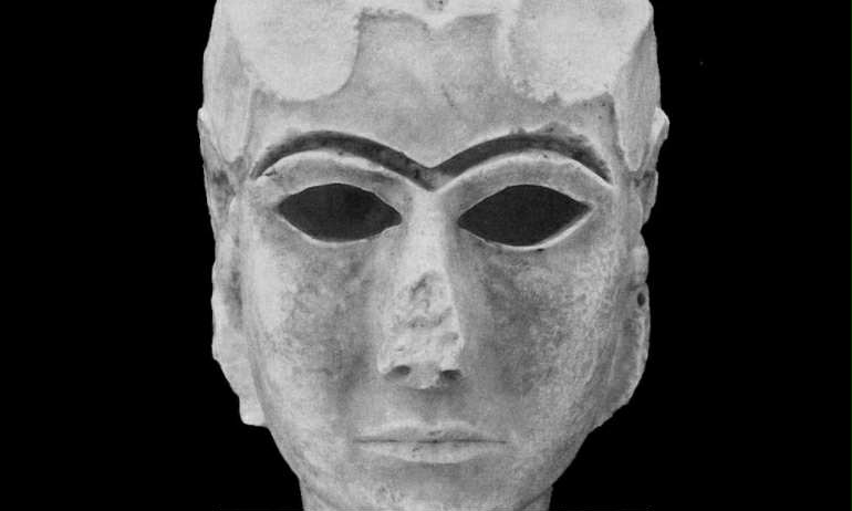 The head of Uruk found in Warka, Iraq. On the site Visus Nomadum by Noémi Alzayadi. Public domain image.